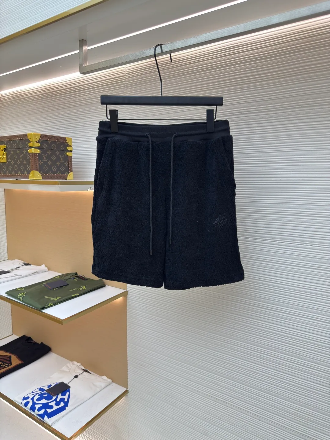LOUIS VUITTON checkerboard cotton terry embroidered shorts ●Authentic product: 8700 purchase and development ●Item number: 1680612-A45 ●Material: terry fabric ●Technology: embroidery production ●Version: fitted version ●Weight: about 260 grams ●Size: uitton Deosee logo embroidered on front. The overall wiring is straight and delicate, the fabric is comfortable and soft, and the color is consistent without color difference. It can be matched with the same style to create a fashionable look and control various occasions. Customized accessories, complete with three standards, same style for men and women!